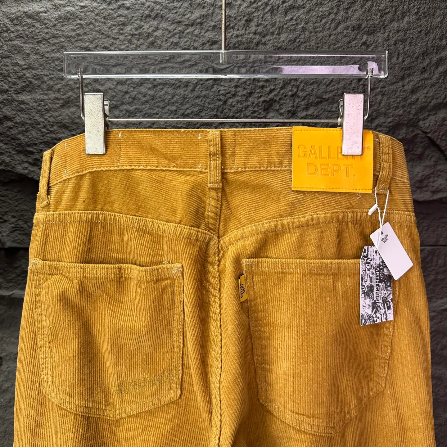 P260 GALLERY DEPT. 2025 new corduroy all-over embroidery stitching couple's style loose bootcut jeans 🔥High version🔥High version🔥 Top ceiling quality Styles with different washed textures, very friendly to people with thin legs and thick legs, the loose version of the boot very much modifies the leg shape Moderate length that never goes out of style, easy to match with casually, basic styling for various styles, a must-have in the wardrobe! The fabric is stiff but also makes the upper body soft without losing texture. The washing process is even more perfect. It is a must-have item for everyone! ! ! Washed wheat, hang tag, pants label, complete with three labels Color: ginger Size: 28, 30, 32, 34, 36 (five sizes)